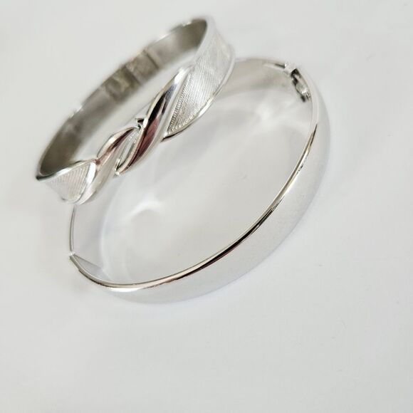 Vintage Monet Signed Set of 2 Silver Tone Hinged Clamper Style Bangle Bracelets - Picture 2 of 7